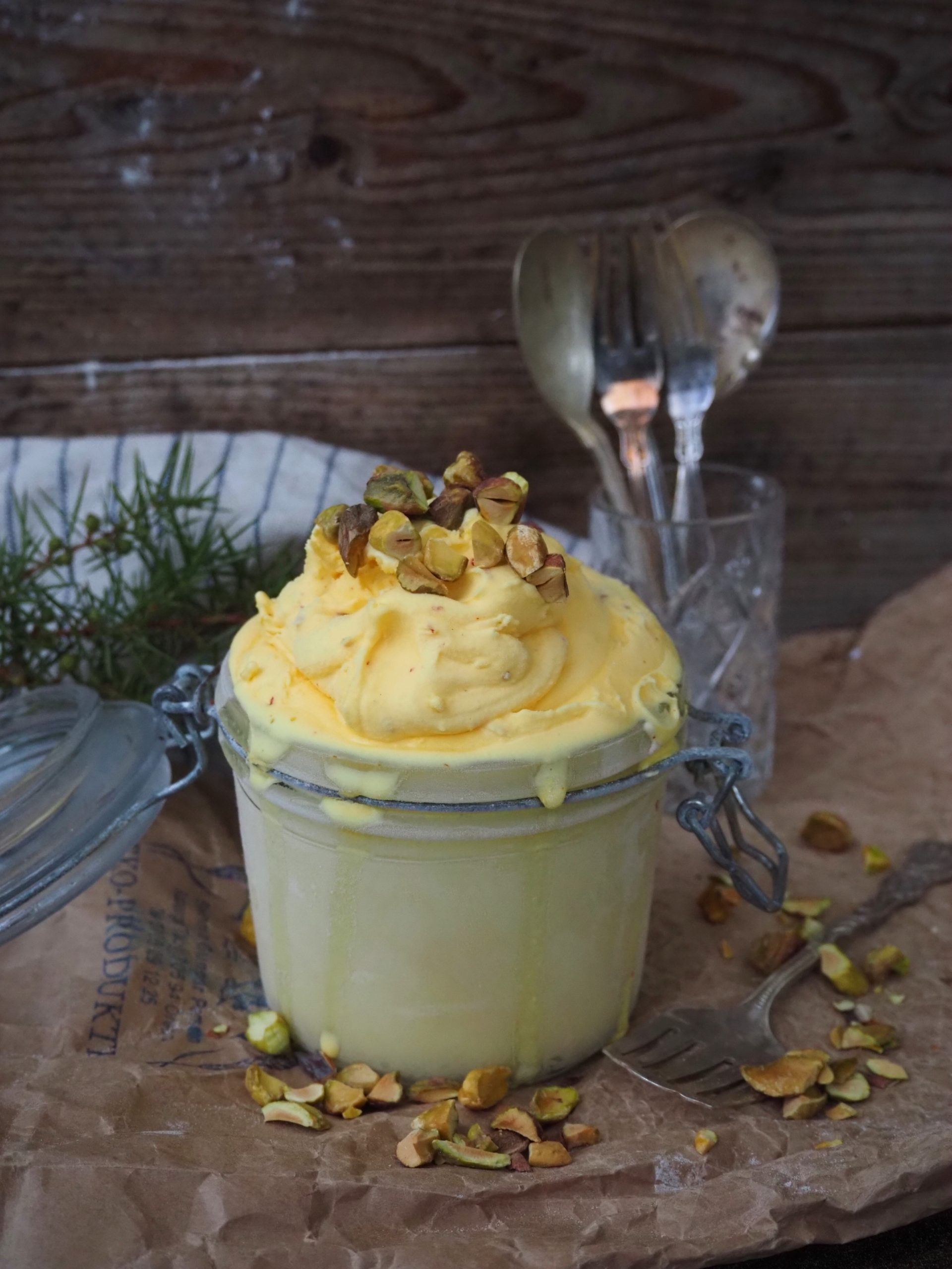 Saffron ice cream with pistachios - Ankarsrum Canada