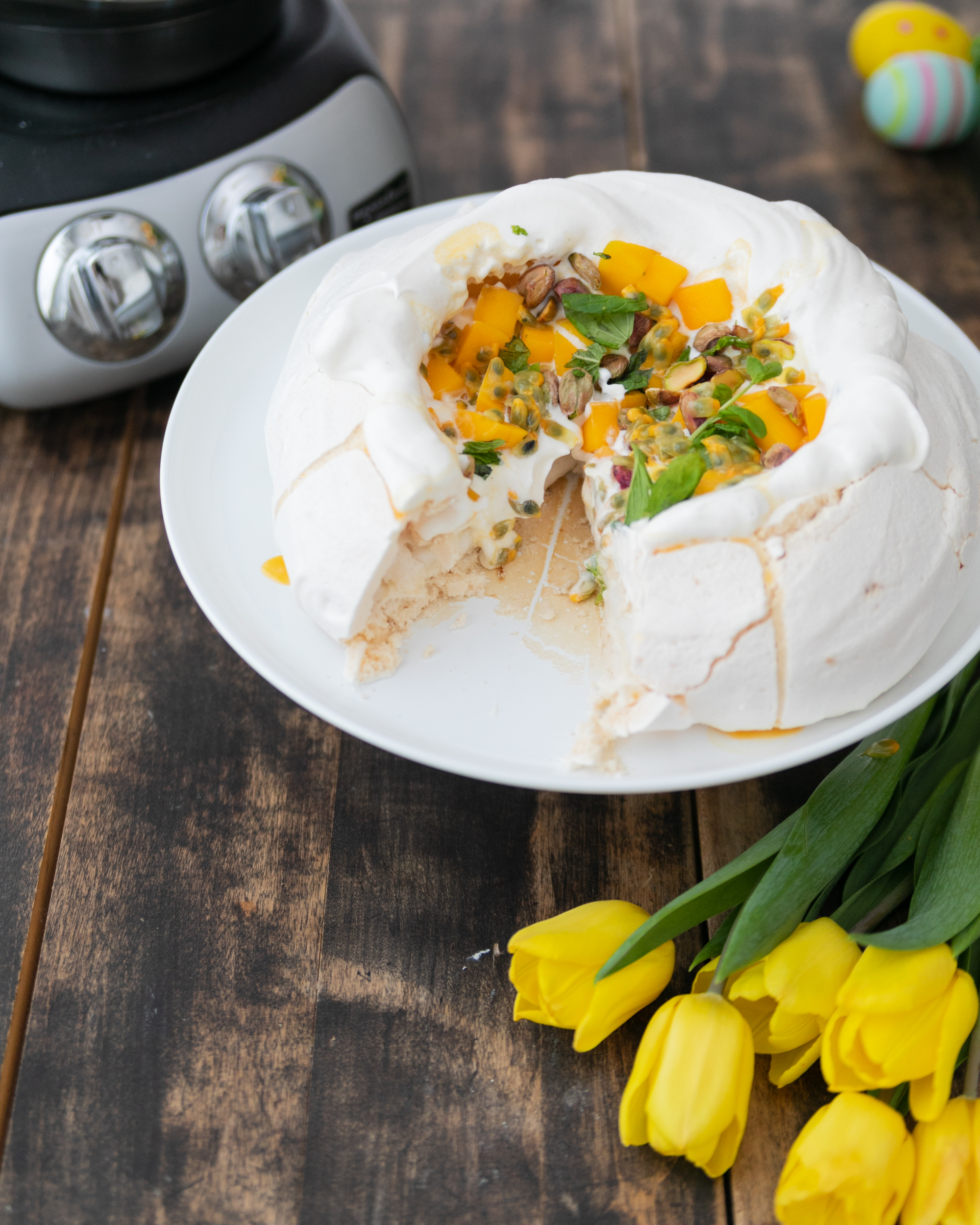 Vegan mango-passion pavlova - Ankarsrum Canada