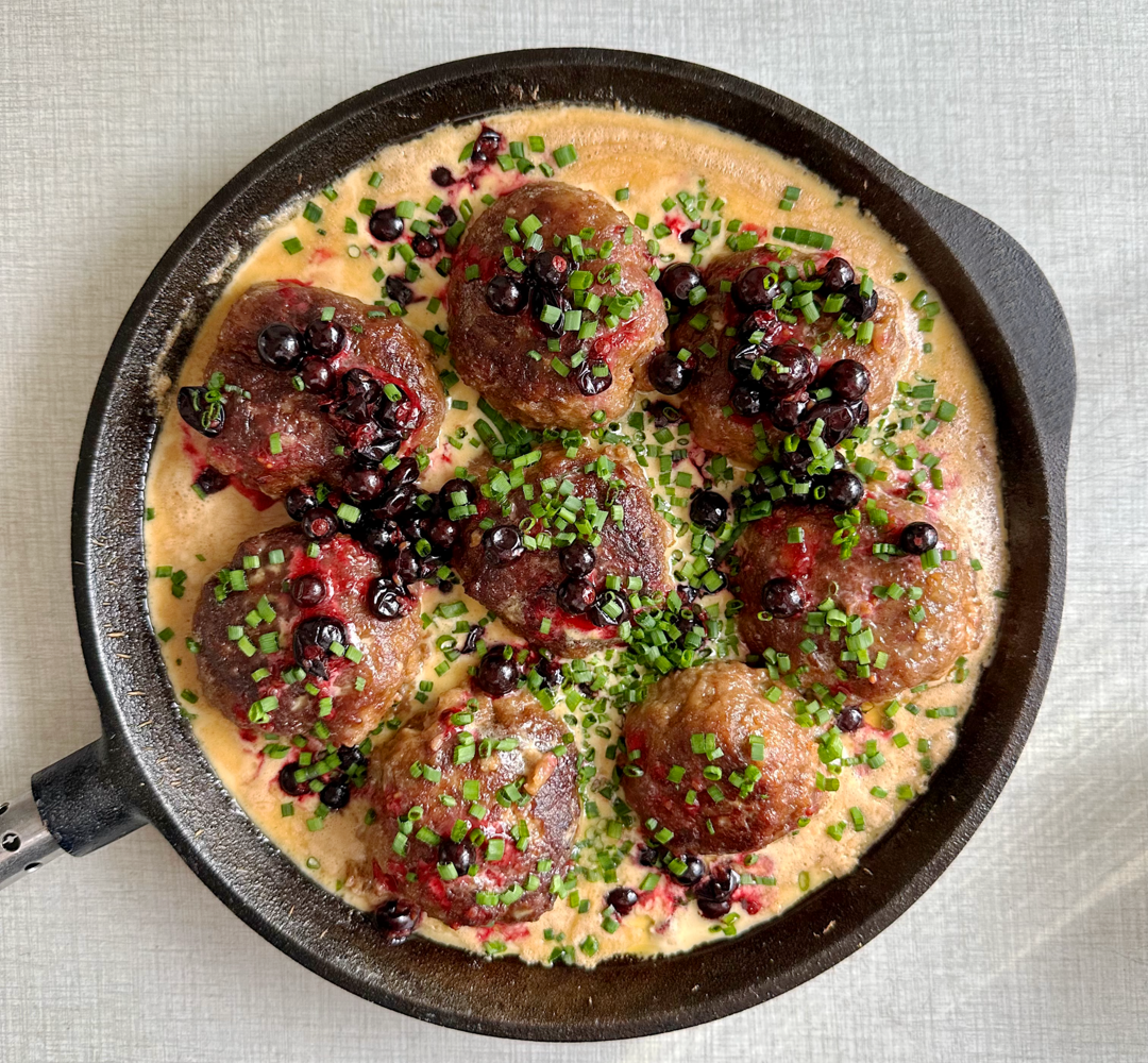Köttbullar i sås i en stekpanna.