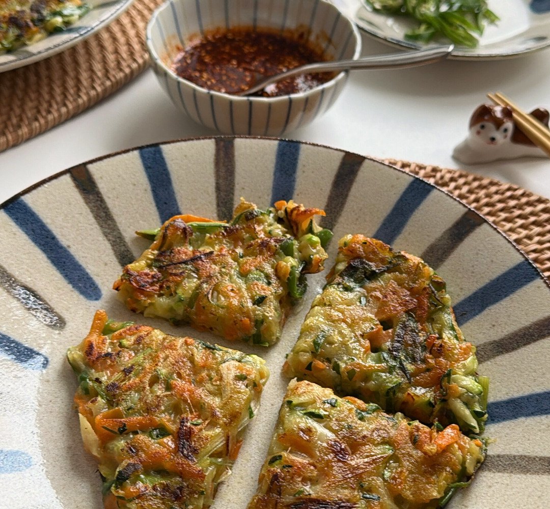 En tallrik med koreanska salta pannkakor som står på ett bord.