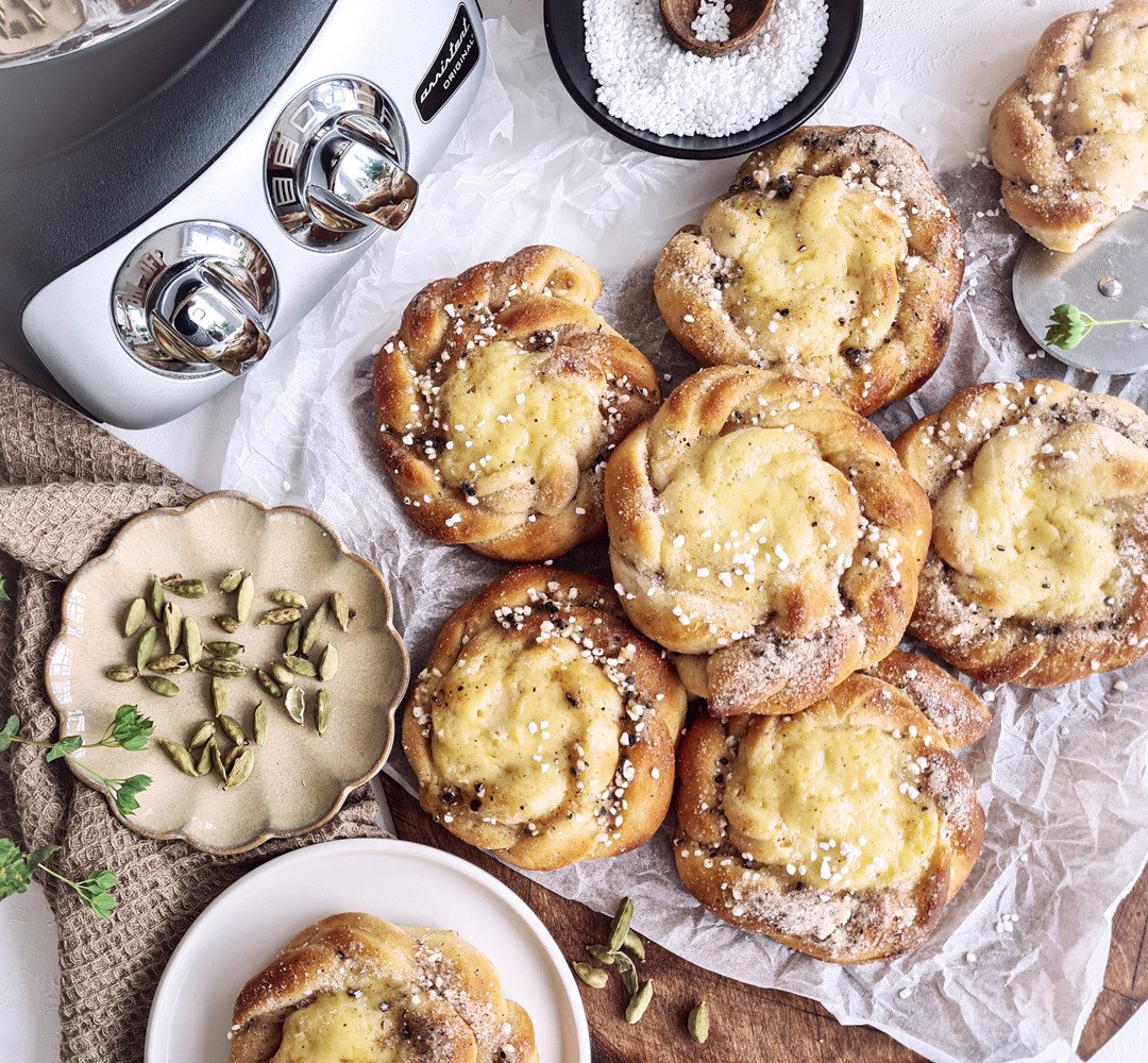 Ett bord fyllt med kanelbullar