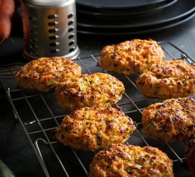 Färska morots-, zucchini- och halloumi-burgare