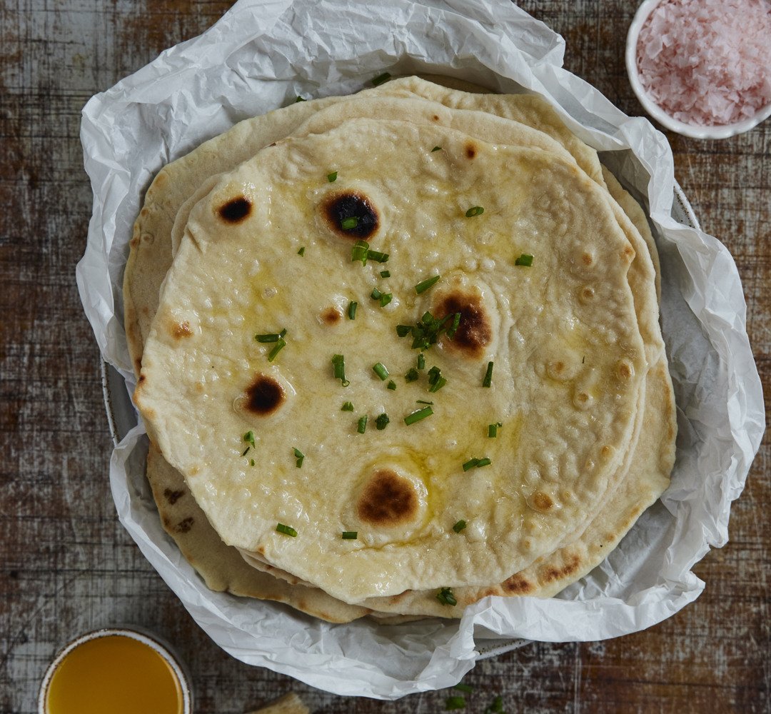 Ett bord med en tallrik tortillas.