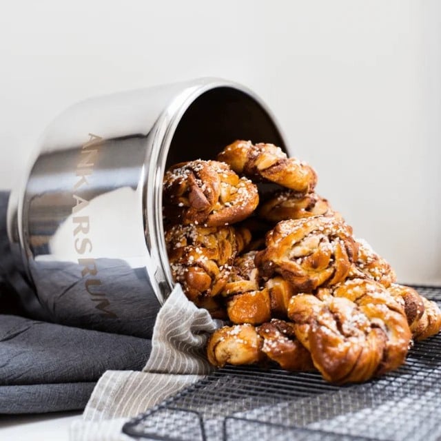 En hög med bullar som står på ett avsvalningsgaller.