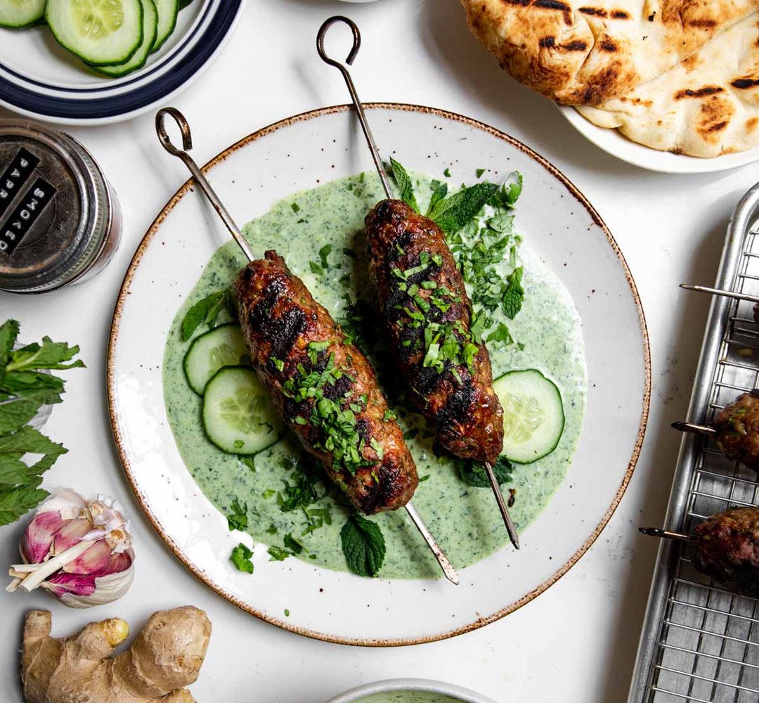 Ett vitt bord täckt med tallrikar med lammkoftor