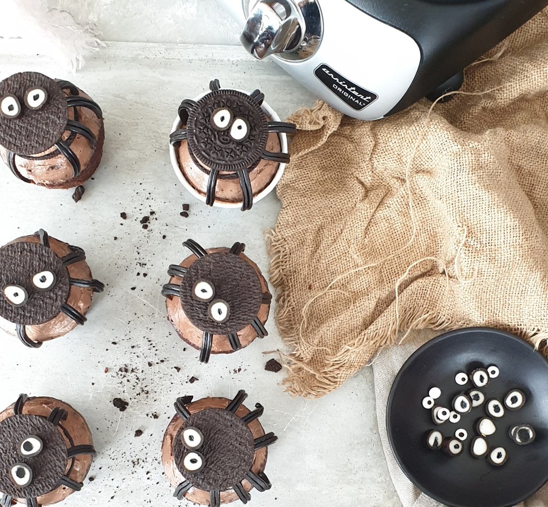 En grupp halloween-kakor som sitter på en bänk.