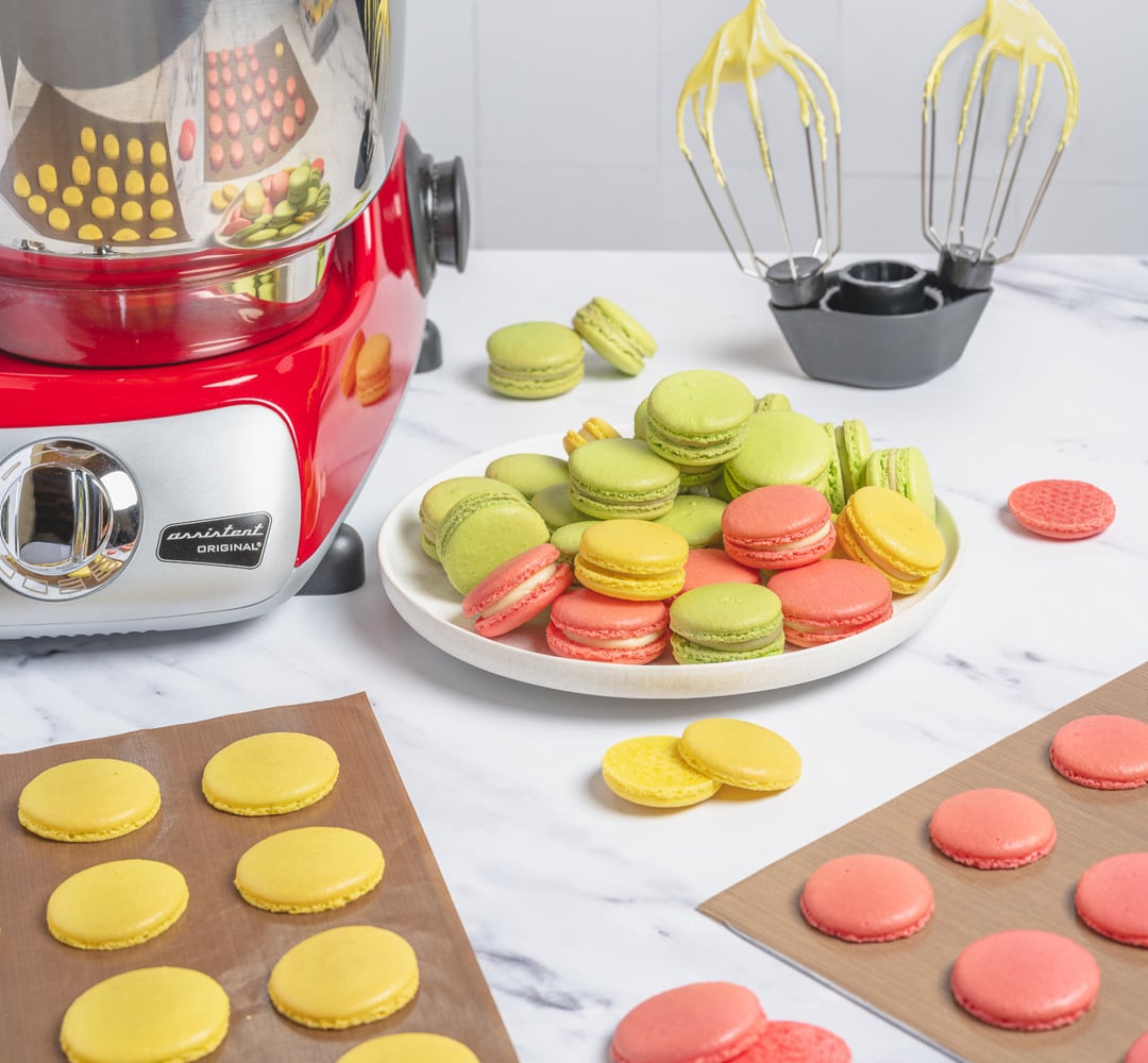 ta macarons från en tallrik