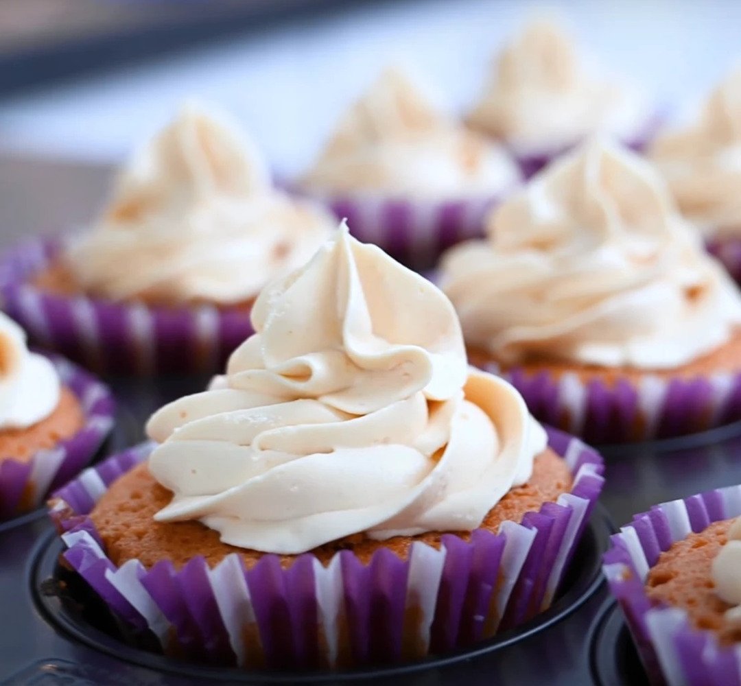 En närbild av cupcakes med frosting på.