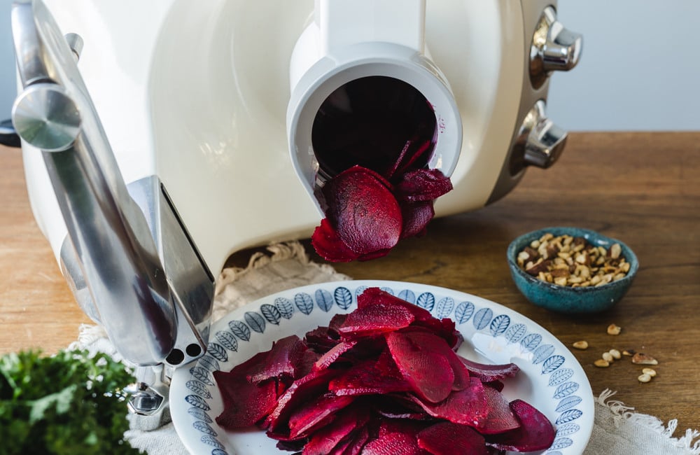 En tallrik med rödbetscarpaccio på ett bord bredvid en mixer.
