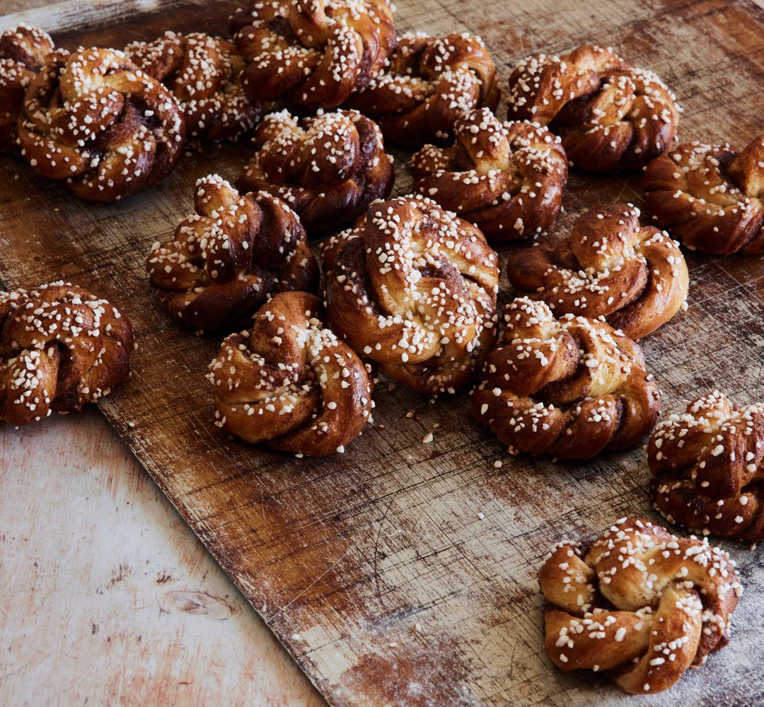 Kanelbullar på en bakplåt.