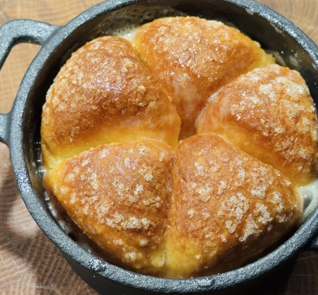 A cast iron skillet filled Tipsy Cake