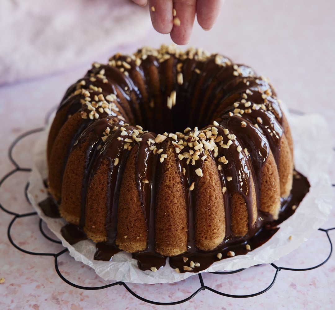 En bundt-kaka med chokladglasyr och strössel.