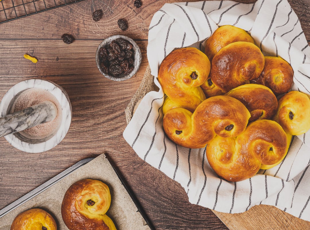 En bunt saffransbullar som ligger på ett bord.