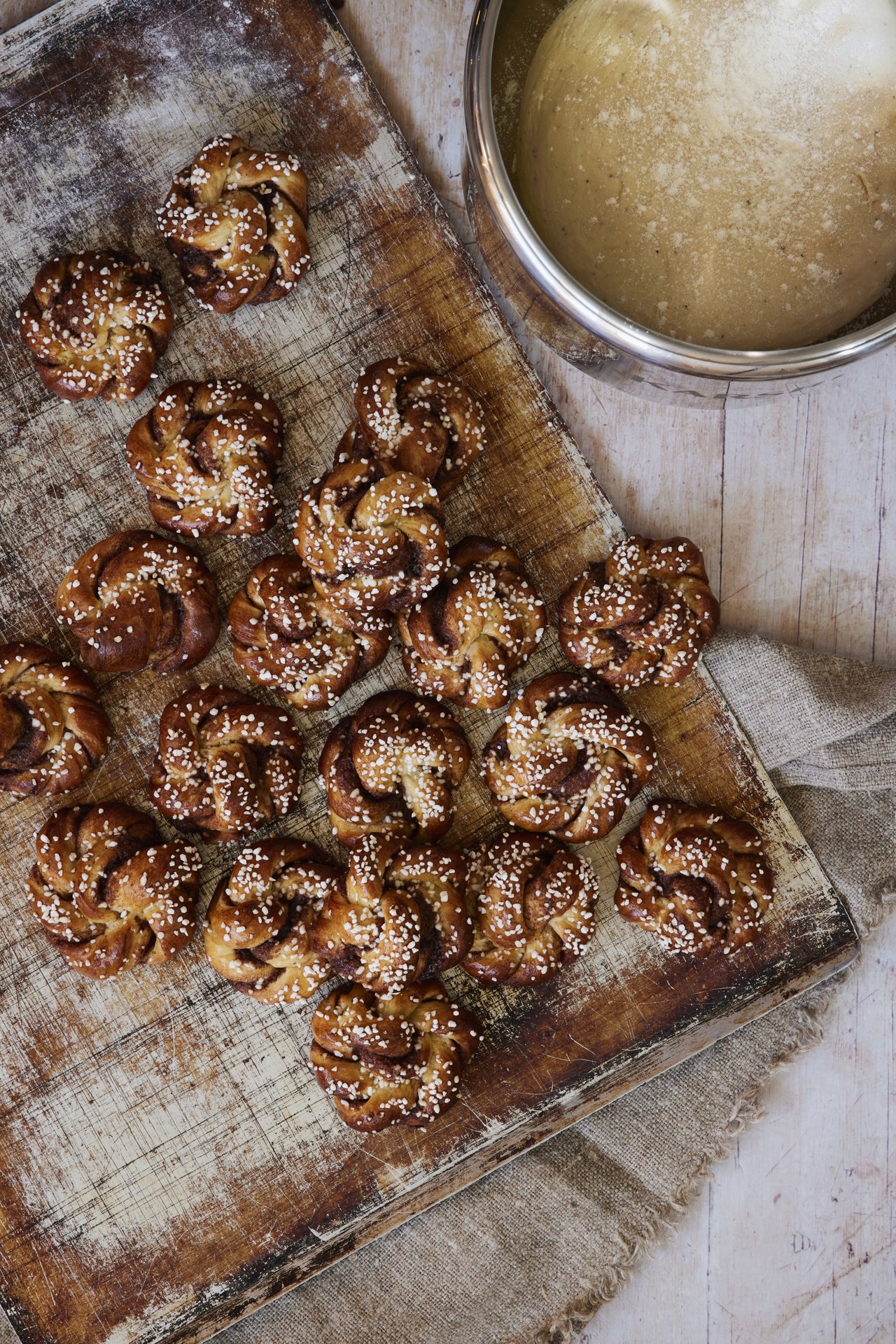 En träskärbräda med kanelbullar ovanpå