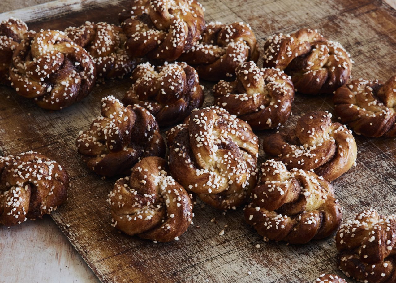 En träskärbräda toppad med bakade kanelbullar