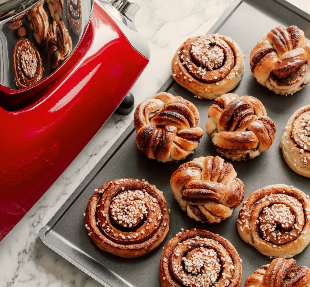 Kanelbullar på en bakplåt