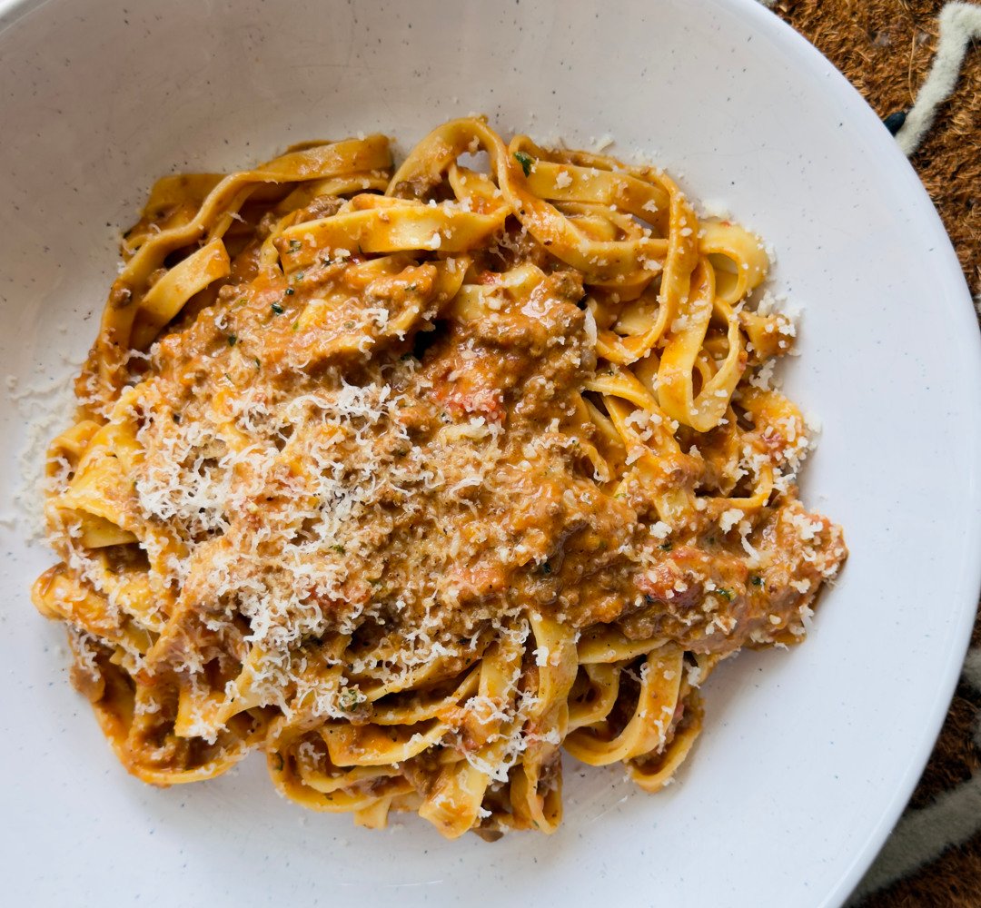 En vit tallrik med en klassisk bolognese tillagad på färskmalen högrev, långkokt ragù och hemgjord pasta.