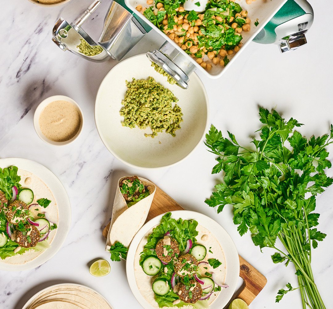 Falafel i tacobröd med hummus och sallad