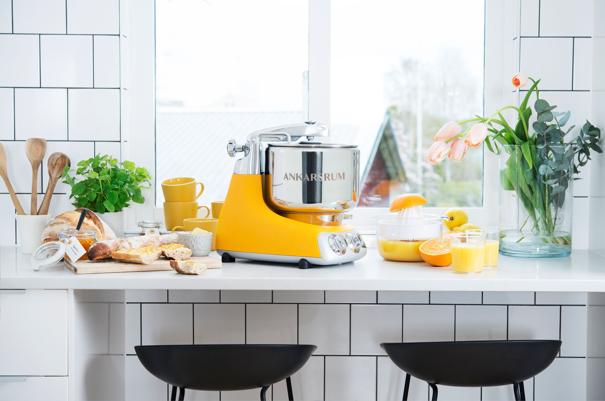 En gul Ankarsrum køkkenmaskine