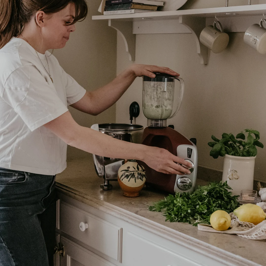 Den bedste røremaskine med blender bruges til at blende grønne ingredienser på køkkenbord