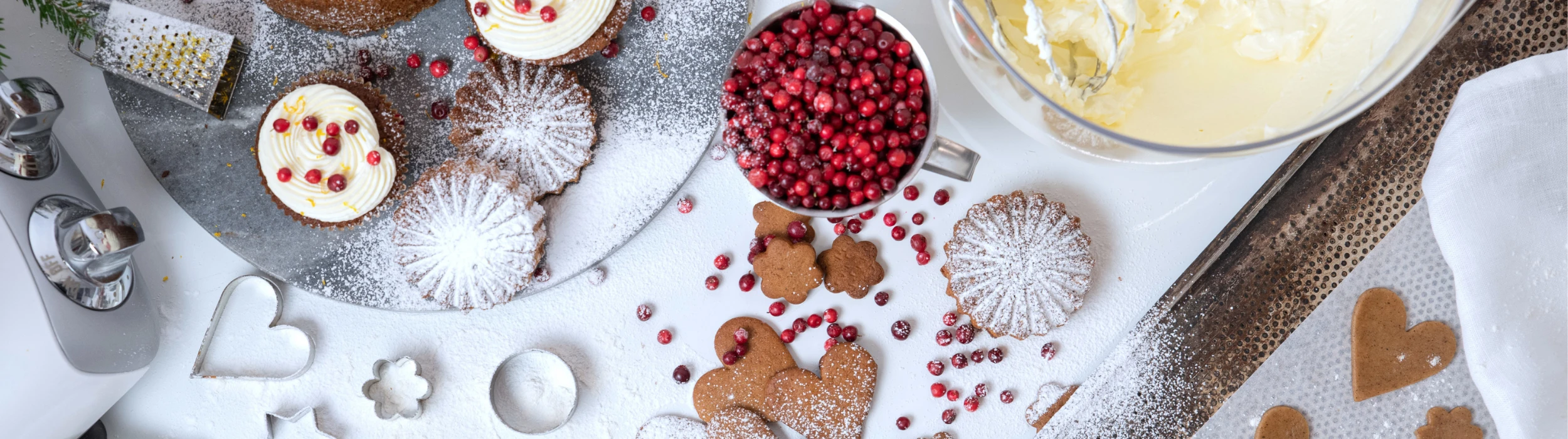 ulmys med pepparkakor, cupcakes och färska lingon.