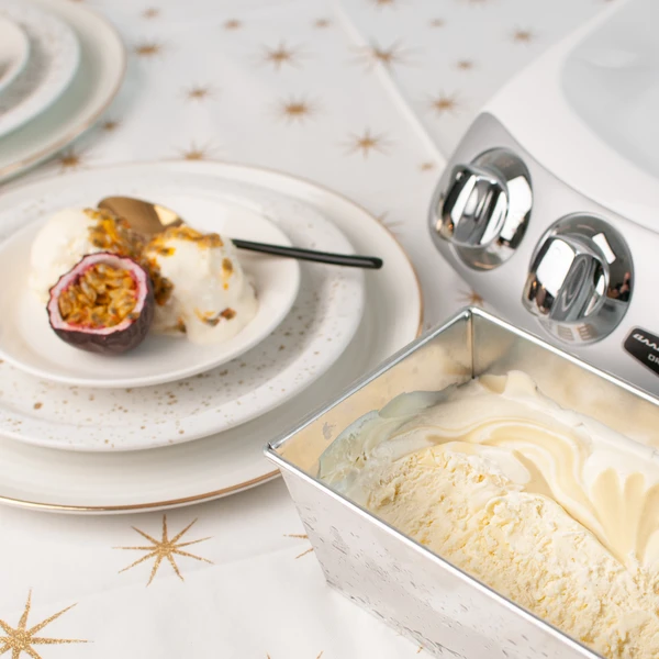 Deliziosa immagine del nostro gelato al cioccolato bianco e al frutto della passione: una delizia per i vostri festeggiamenti di Capodanno.