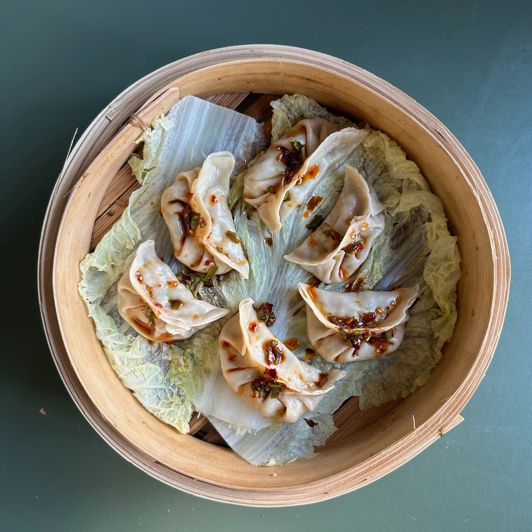 Ångade dumplings serverade i bambukorg, gjorda med tunn deg framtagen med Ankarsrums pastavalsar.