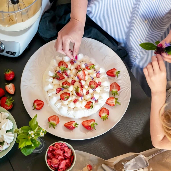 Pavlova with strawberry curd