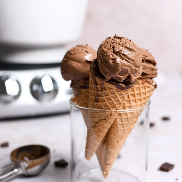 Suklaajäätelö on aina hyvä idea – etenkin, kun teet sen itse rakkaudella laadukkaista aineksista. 