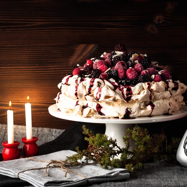 En perfekt dessert på julaften. Dobbel Pavlova med mascarponekrem og bær. Marengs er lett å lage med Ankarsrum, bruk vispebollen og ballongvispene.
