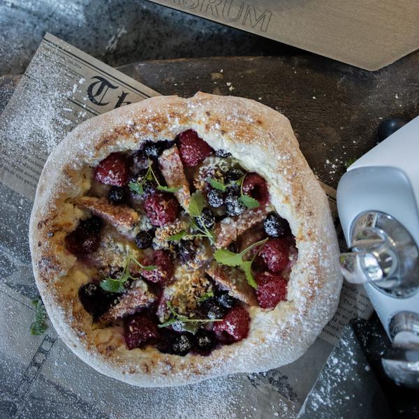 Denne imponerende dessertpizzaen vil gi følelsen av at du spiser på en flott, autentisk italiensk restaurant. Og det er så enkelt!