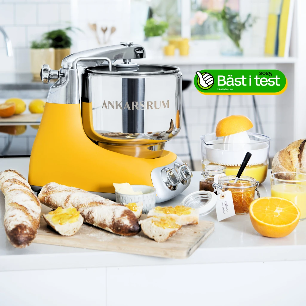Ankarsrum Assistent Original i frukostmiljö med bröd, juice och smoothies – testvinnare 2025