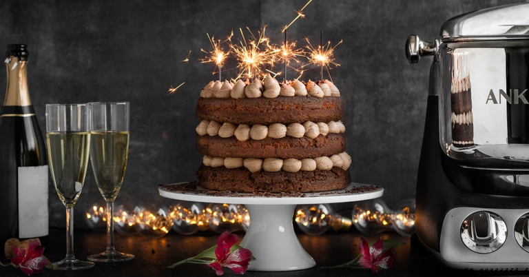Nyårsfirande med chokladtårta och god dryck