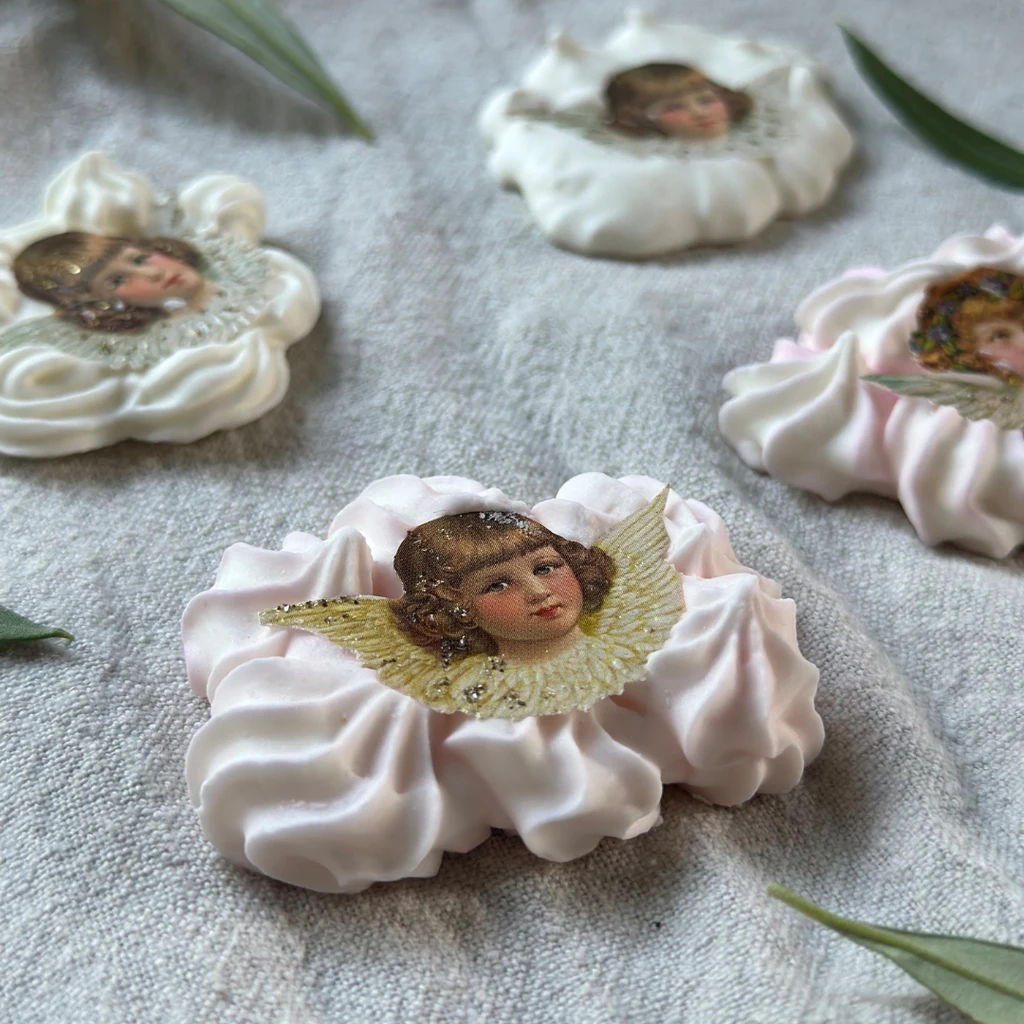 Julmys med julpyssel av kristyränglar.