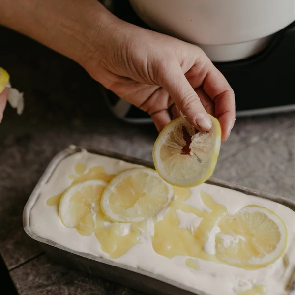 Njut av en uppfriskande glass med syrlig lemoncurd! Detta enkla recept är perfekt för sommardagar. Med hjälp av en glassmaskin kan du snabbt och enkelt skapa en len och krämig glass med en härlig smak av citron. 