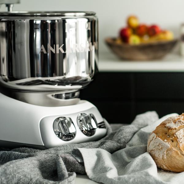 Un pain cuit dans une casserole avec un couvercle au four. Essayez et admirez le résultat !

