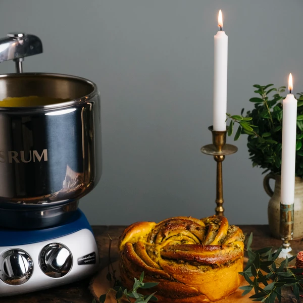 Immagine della babka allo zafferano e pistacchio realizzata con l'assistente di cucina Ankarsrum: una fusione di sapori festivi con zafferano e pistacchi, un capolavoro di gusto e tecnologia.