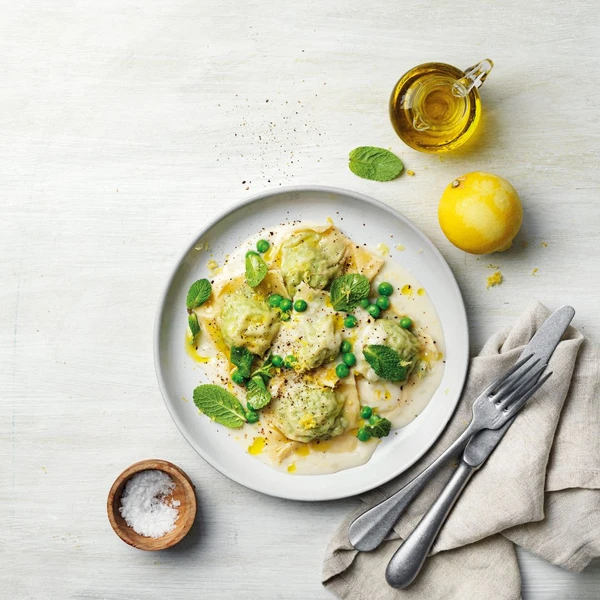 Hjemmelavet ravioli med spinat og ricotta: en velsmagende blanding af frisk spinat og cremet ricottaost indkapslet i møre pastapuder.