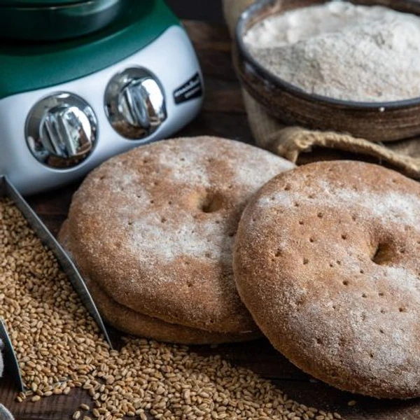Recipe together with Fredriksfika. Bread with flour that you grind yourself in Ankarsrum’s Grain Mill. Grinding your own flour gives a lot of flavor and a lovely character to the bread.