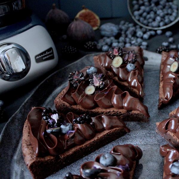 Beautiful brownie with a dark chocolate ganache. A real dream for us chocolate lovers. Serve with sour berries and a click of cream, guaranteed success! Garnish with a little flake salt, so tasty!