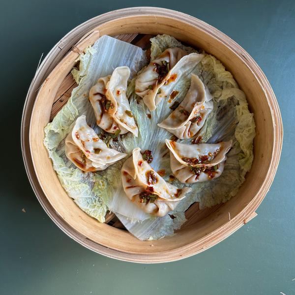 Mehevä kana, raikas kesäkurpitsa ja huolella valitut mausteet kohtaavat lempeässä dumpling-kääreessä.