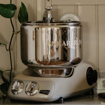 Köksassistent från Ankarsrum med nybakat bröd.