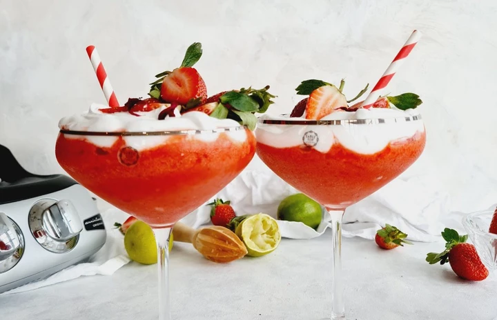 två röda drinkar med sugrör. toppad med marräng