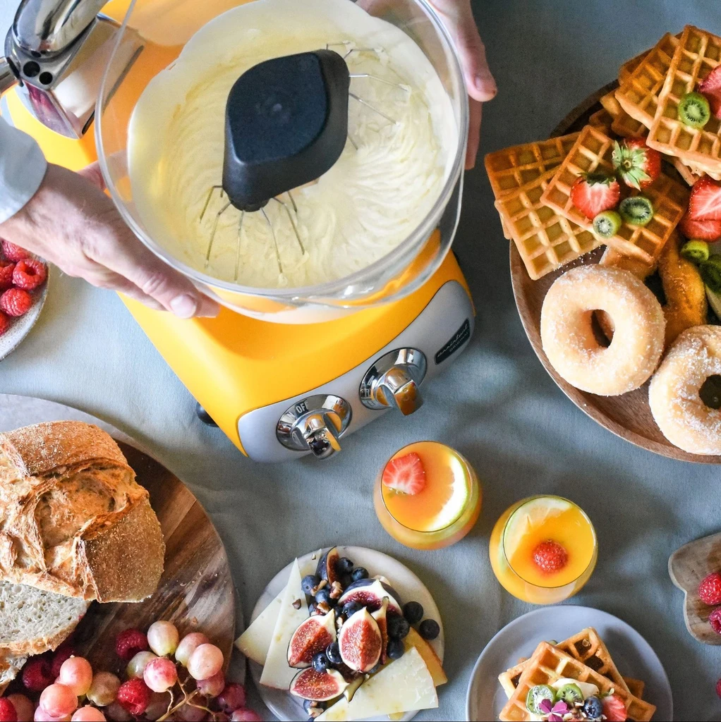 Helgfrukost med färskpressad juice, smoothie och nybakat bröd – tillagad med Ankarsrum köksassistent