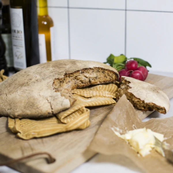 The world’s first global bread baked from algorithms – a moist and fascinating flatbread. The recipe is a cross section of the most popular bread recipes from all corners of the world, and has been refined by the famous Swedish baker Sébastien Boudet. 