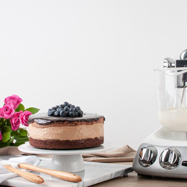 Elsker din mor chokolade? Her er den perfekte opskrift – en kage med browniebund, kaffe mousse, chokolademousse og chokolade sovs. 