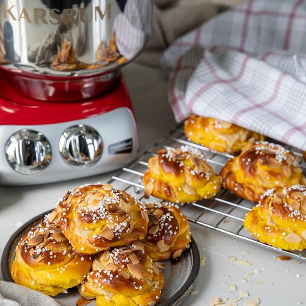 At Ankarsrum we love this time of the year. Celebrate Lucia with these luxurious saffron buns.