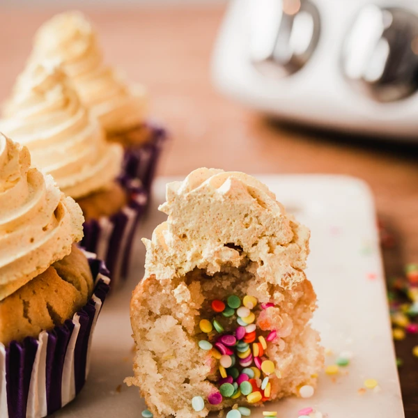 Zitronen-Cupcakes für Ostern - köstlich und einfach zu machen mit unserer Rührschüssel mit Schneebesen. 