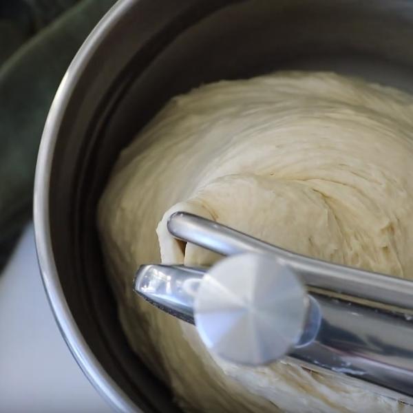 Wie 5 kg Teig in einer Ankarsrum Assistent Original zubereitet werden können.