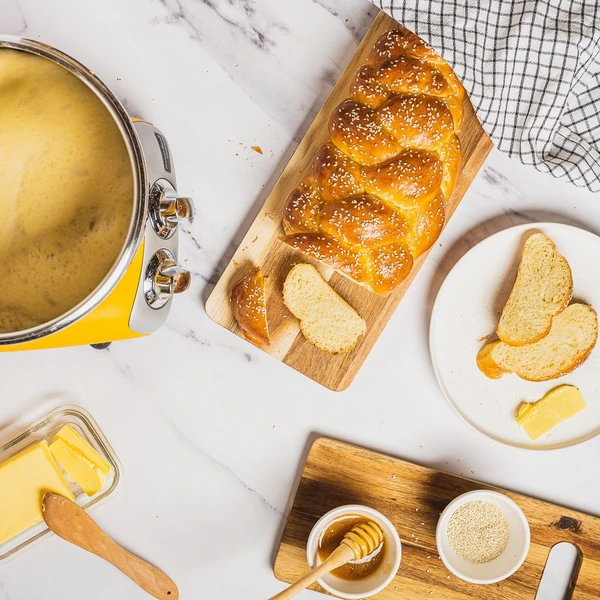 Det är dags att använda dina flätfärdigheter! Challah bröd är ett flätat och riktigt gott bröd.